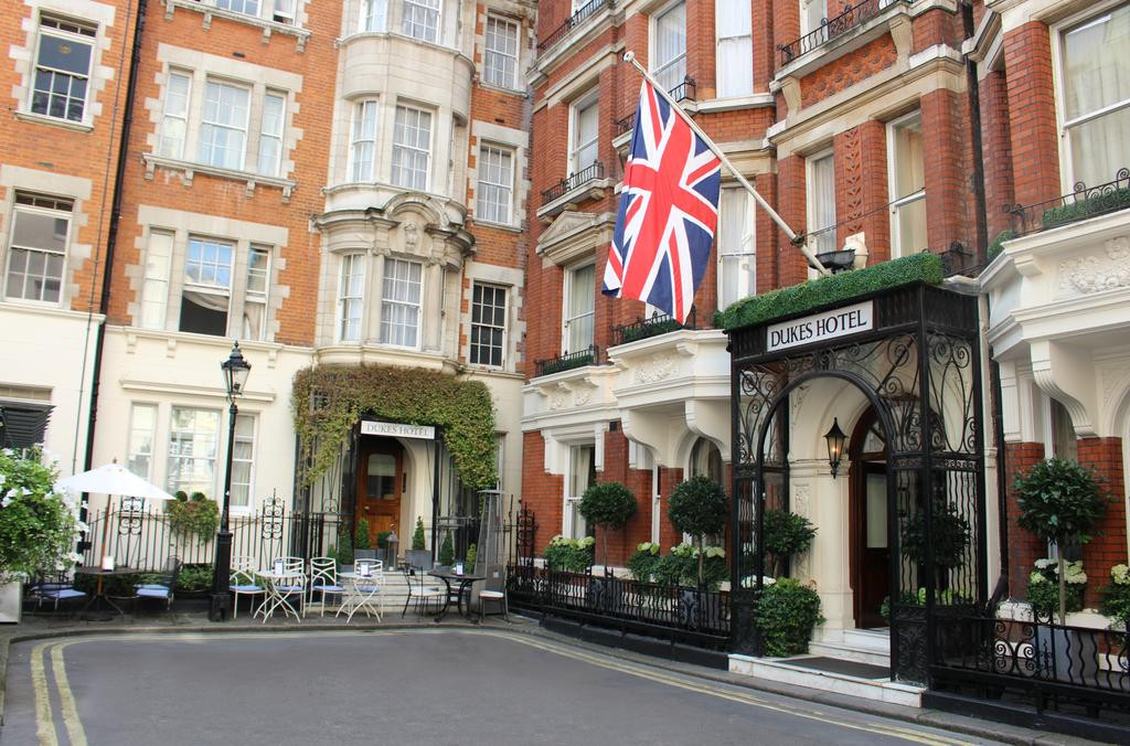 dukes hotel, small and intimate wedding venues, wedding venues, london wedding venues, small wedding venues 