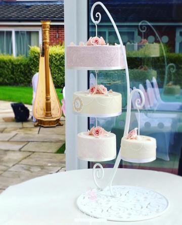 Cakes - Bee's Bespoke Bakes