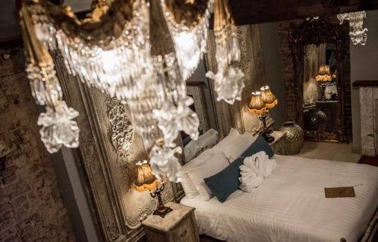 - Le Petit Chateau