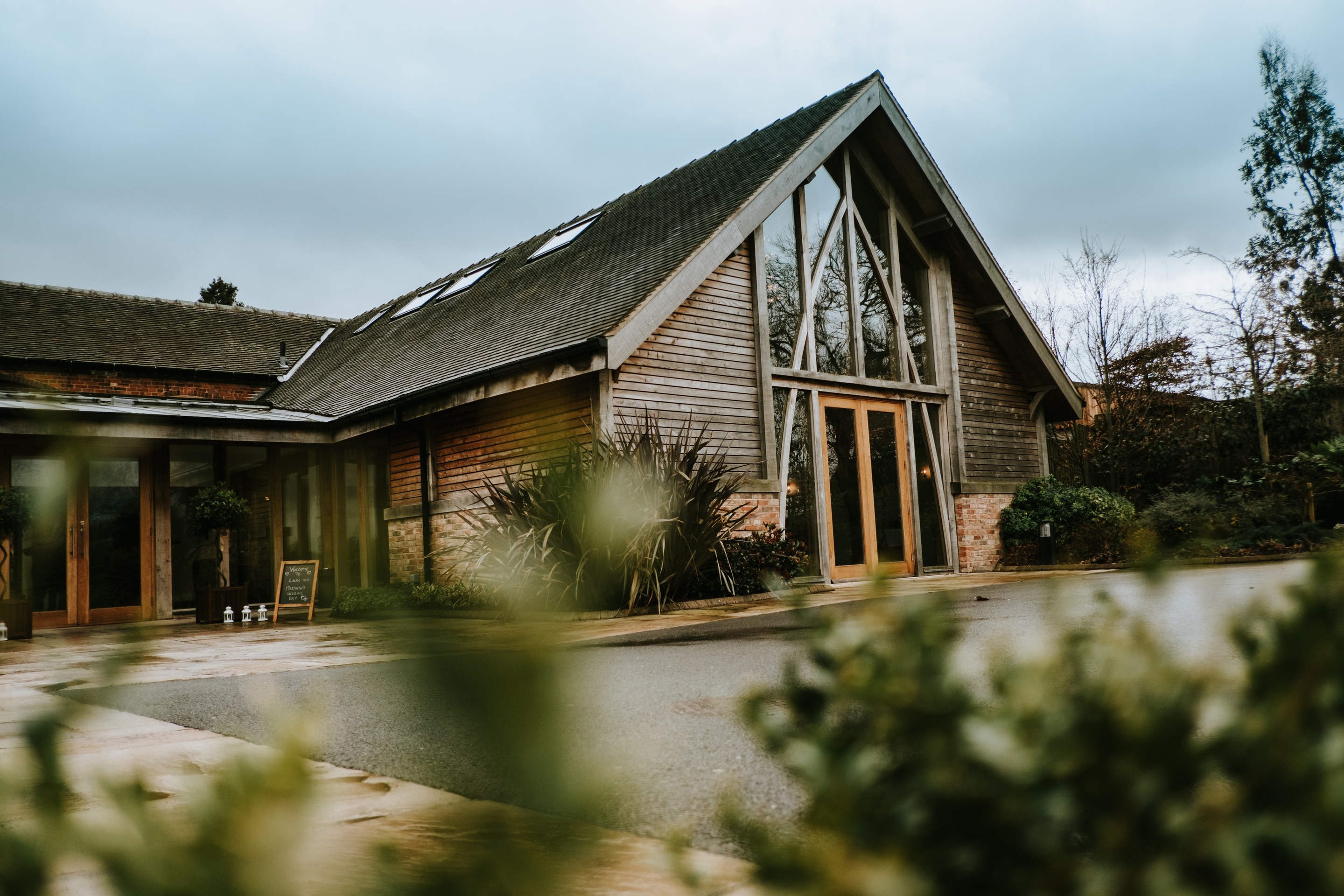 wedding, barn wedding, mythe barn wedding, laura and matthew, wedding ideas, wedding inspiration 