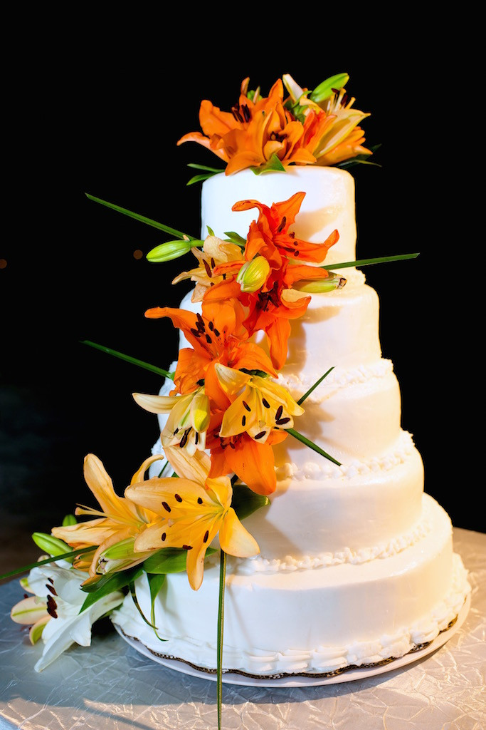 Floral wedding cake, 2018 wedding cake trends