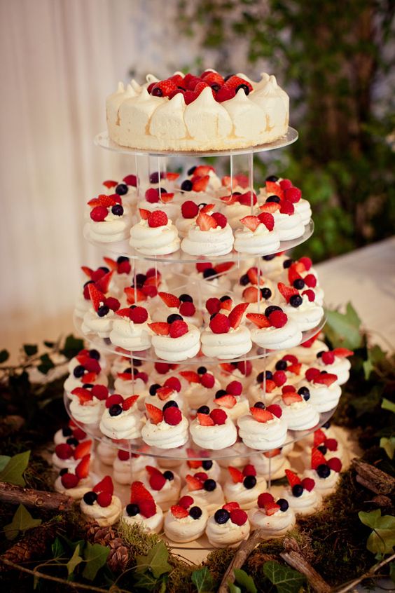 meringue cake, mini meringue, pavlova cake, wedding cake, wedding cake alternatives, alternative wedding cake trends, 2017 cakes 