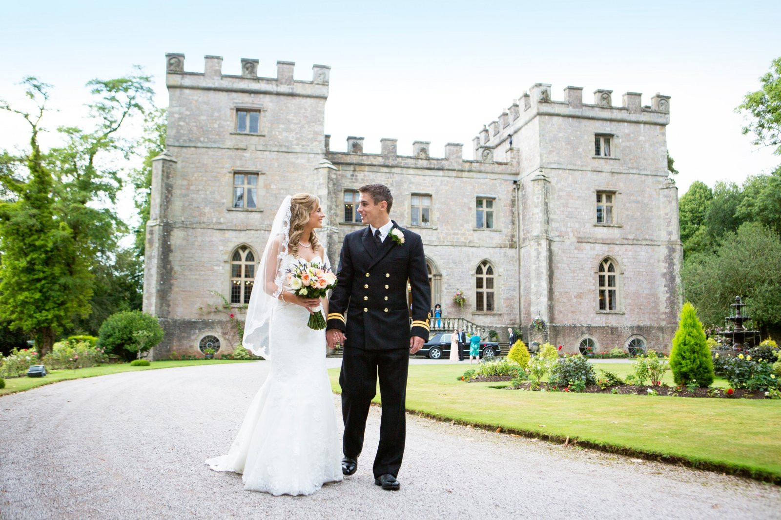 Свадьба на 40 человек we wed. Замок Клирвелл в Глостершире. Свадебные традиции Британии. Свадебная церемония в Англии. Свадебные традиции в Великобритании церемония.