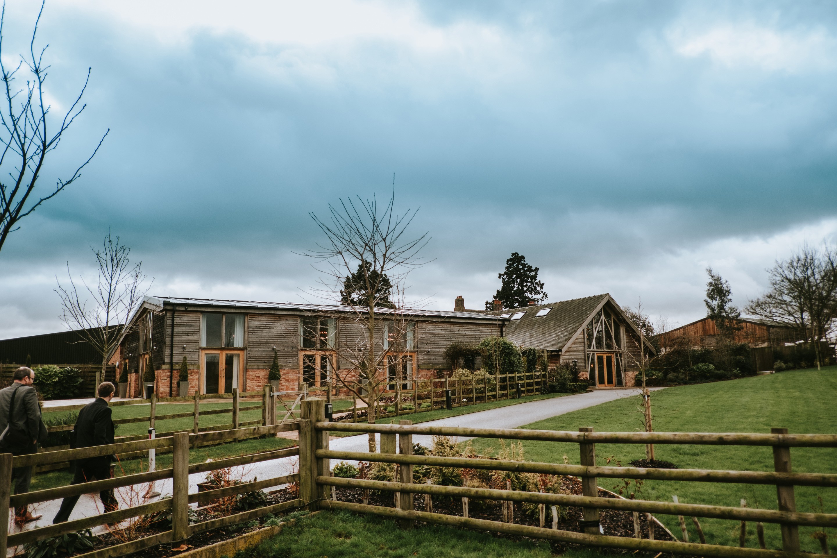 wedding, barn wedding, mythe barn wedding, laura and matthew, wedding ideas, wedding inspiration 